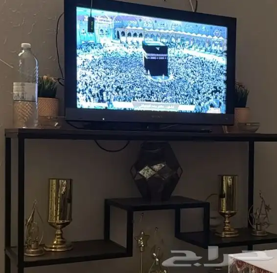 السلام عليكم طاولة و شاشة للبيع المستعجل 0