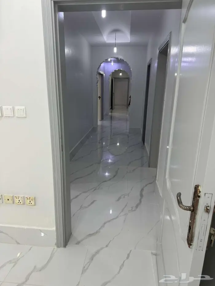 للايجار شقة ف جده حي المروه مكونه 7 غرف نوم 8