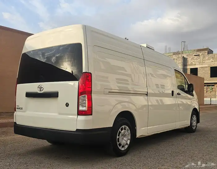 باص تويوتا هايس 2023 سقف عالي ثلاجة 3