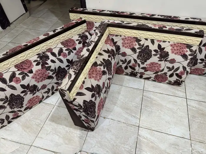 مساند ارضية نظيفه تتكون من زاويتين وسبع قطع وثلاث مراكي 1