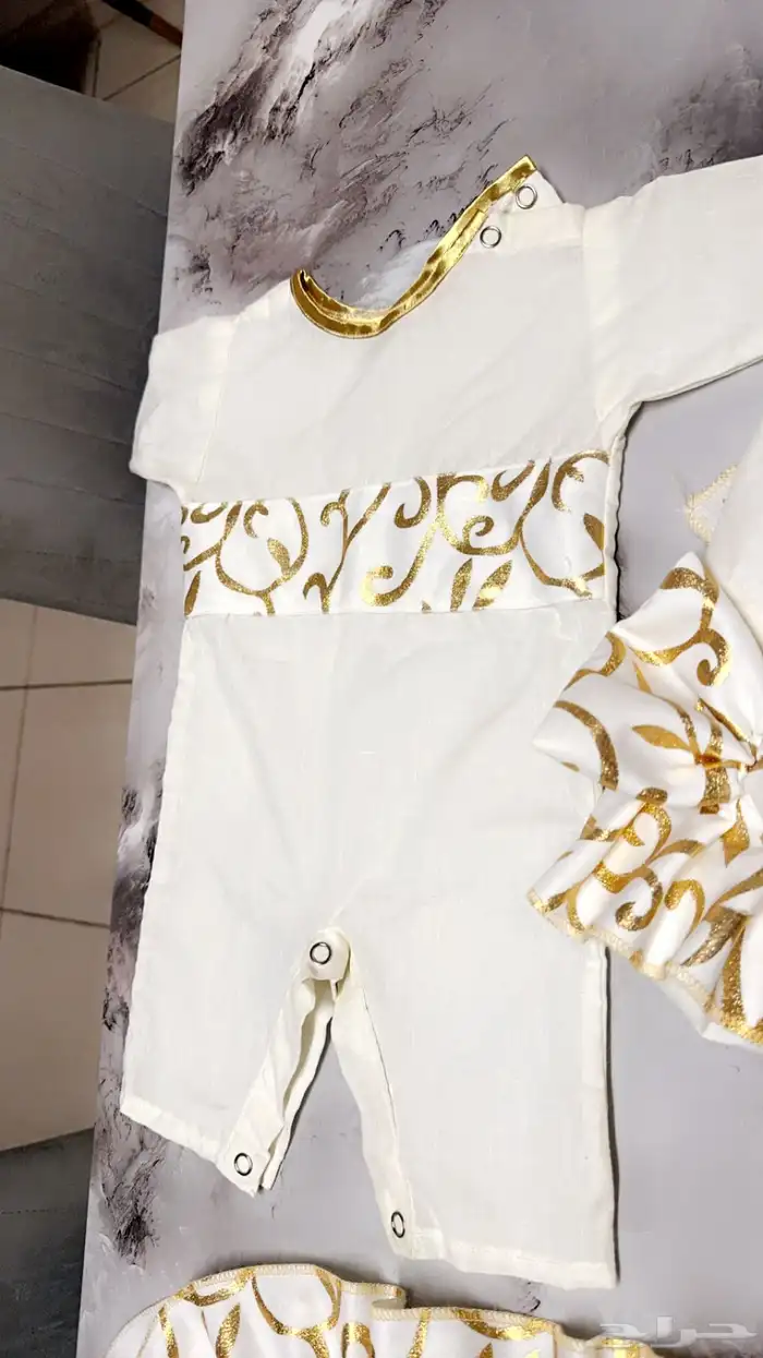 طقم مفرش نفاس ( اخو الجديد ) من 9 قطع لون سكري بذهبي 3