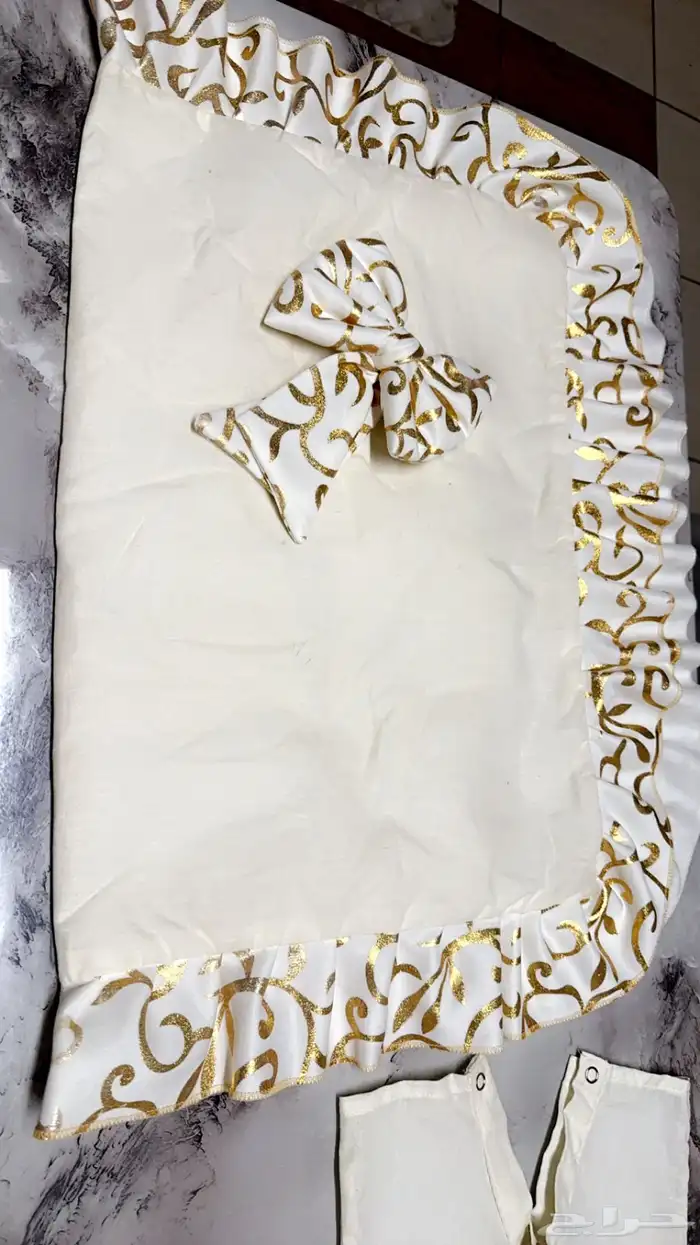 طقم مفرش نفاس ( اخو الجديد ) من 9 قطع لون سكري بذهبي 2