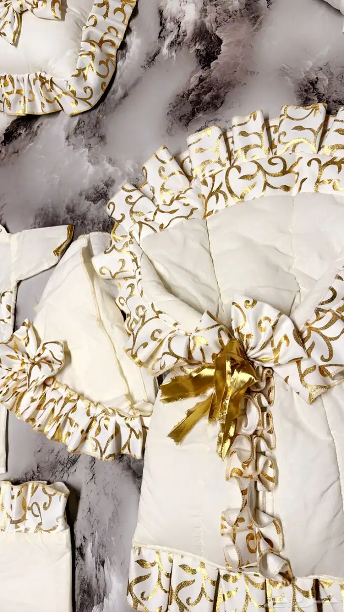 طقم مفرش نفاس ( اخو الجديد ) من 9 قطع لون سكري بذهبي 0