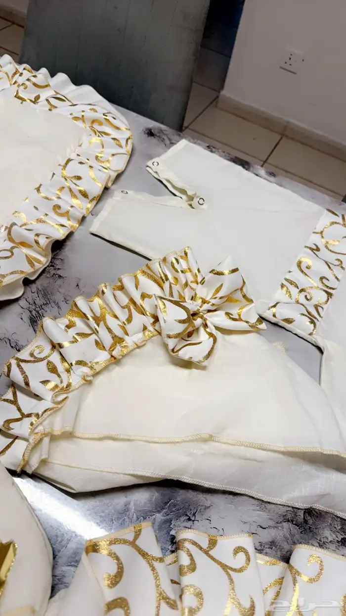 طقم مفرش نفاس ( اخو الجديد ) من 9 قطع لون سكري بذهبي 4