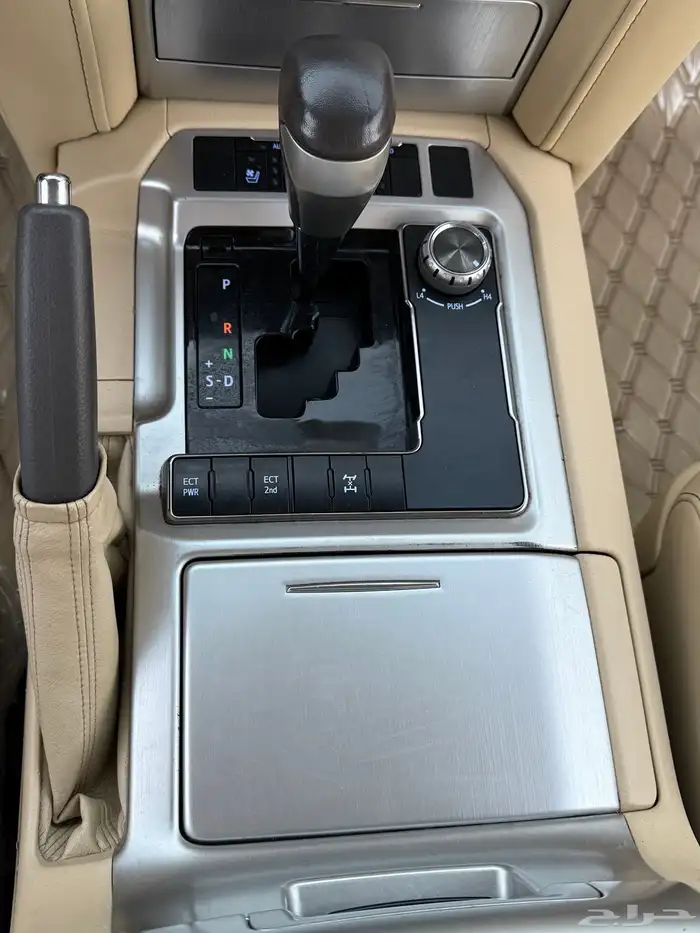 لاندكروزر VXR2016 عداد100 الف فقط وكاله 20