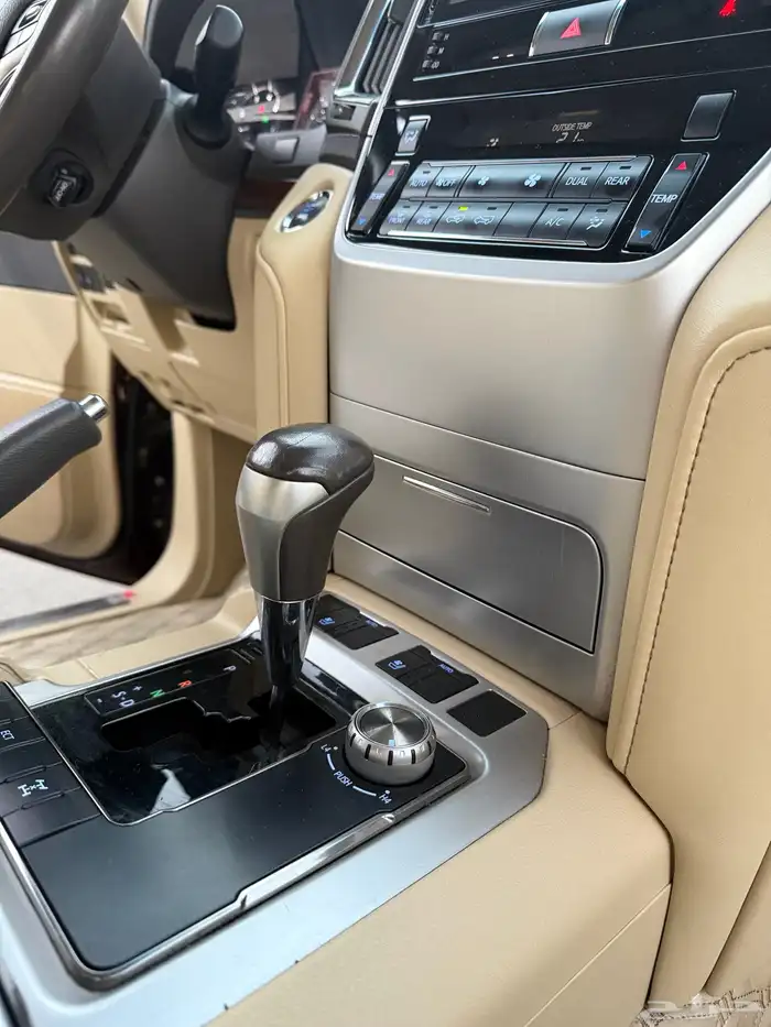لاندكروزر VXR2016 عداد100 الف فقط وكاله 39