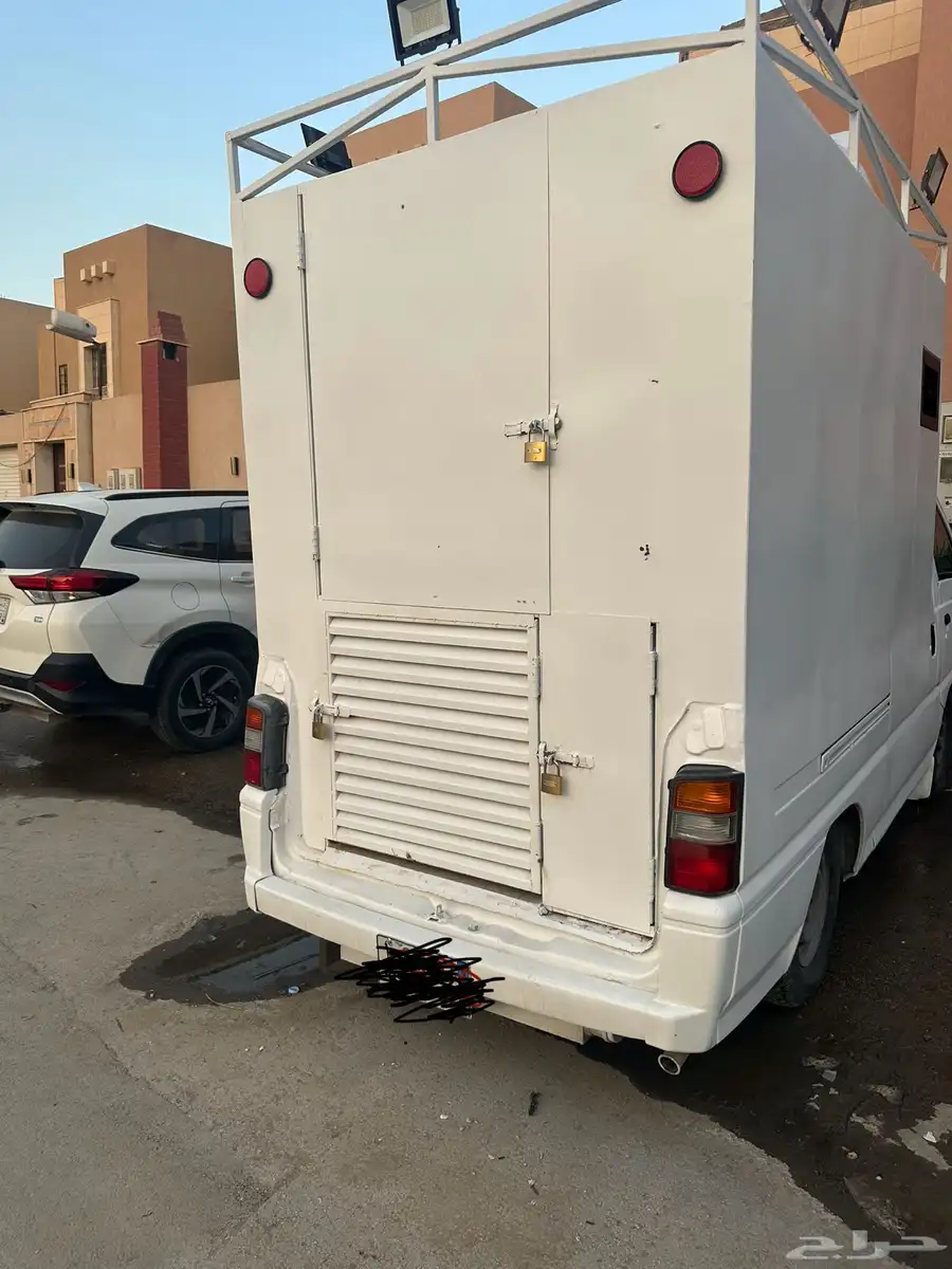 كرفان للبيع غرفة مع سريرين ودوره مياه مكيف خزان مياه 0