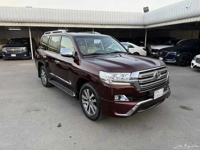 لاندكروزر VXR2016 عداد100 الف فقط وكاله 9