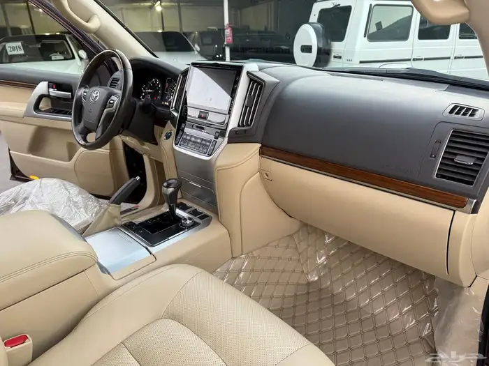 لاندكروزر VXR2016 عداد100 الف فقط وكاله 33