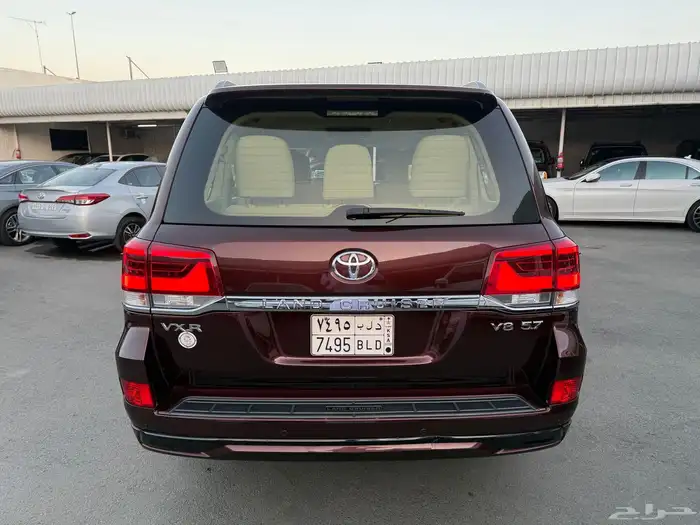 لاندكروزر VXR2016 عداد100 الف فقط وكاله 5