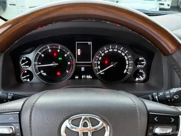 لاندكروزر VXR2016 عداد100 الف فقط وكاله 18