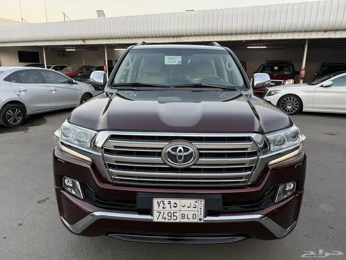 لاندكروزر VXR2016 عداد100 الف فقط وكاله 8