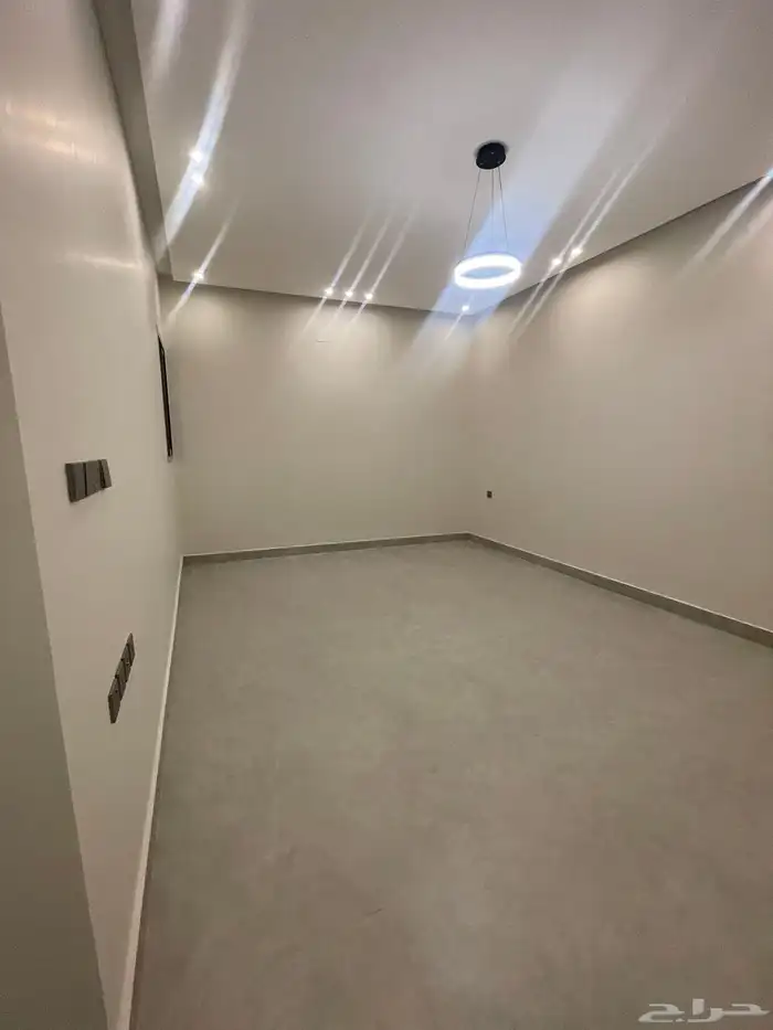 للبيع وحده ارضيه مودرن اربع غرف نوم حي المطار القديم 2