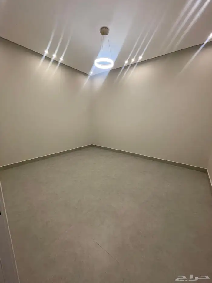 للبيع وحده ارضيه مودرن اربع غرف نوم حي المطار القديم 0