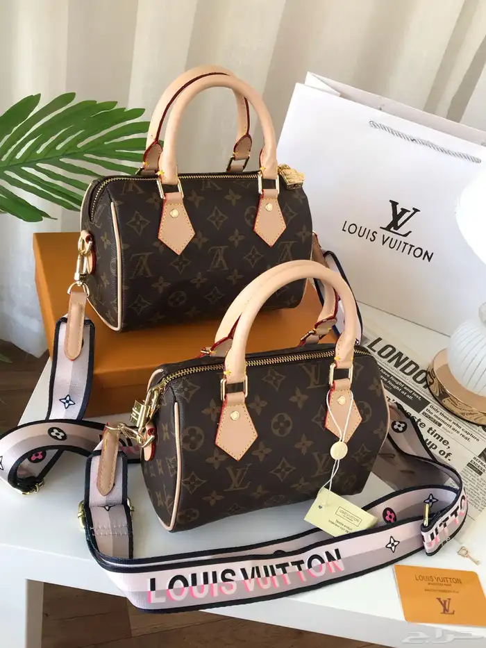 شنط وشوزات ماركه مختلفه 6