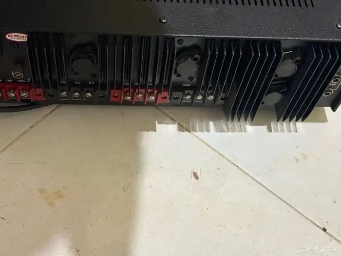 للبيع جهاز صوتيات مع ثلاث سماعات 4