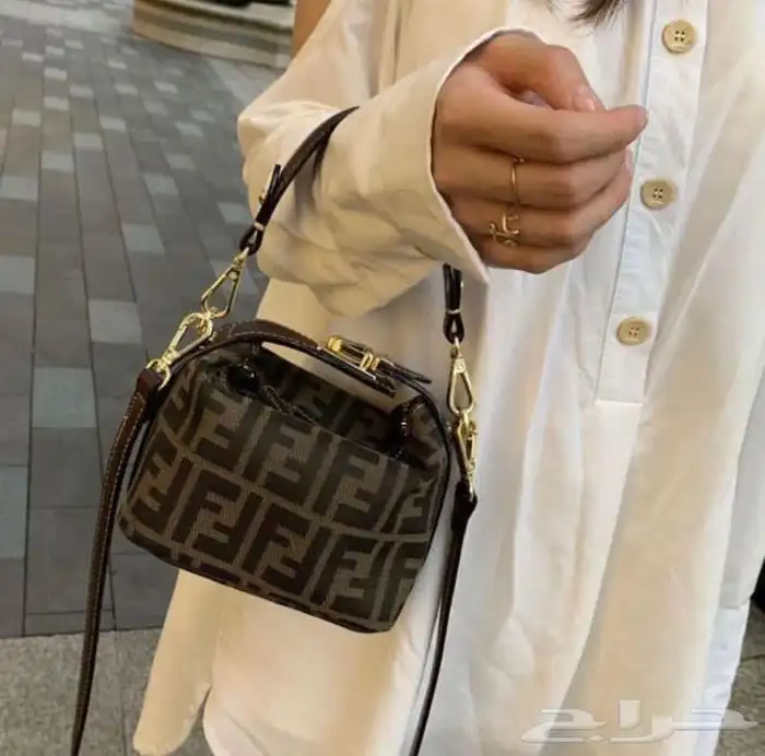 شنط وشوزات ماركه مختلفه 29