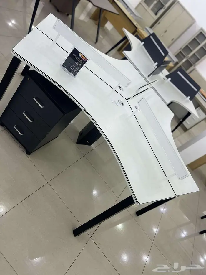 محطة عمل بتصميم بيضاوي مع خدمة توصيل مجانية في جدة 1