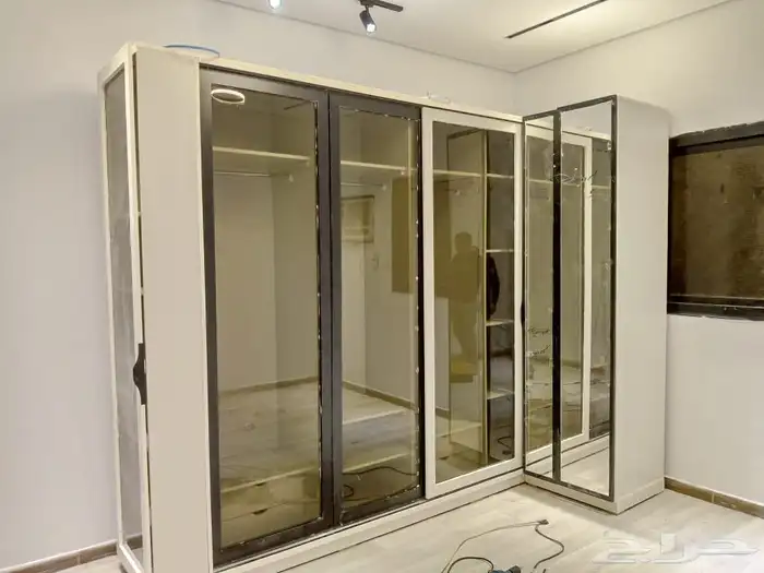 تفصل غرف نوم وتركيب كرات خشبية والتنجيد ودهان الأبواب 11