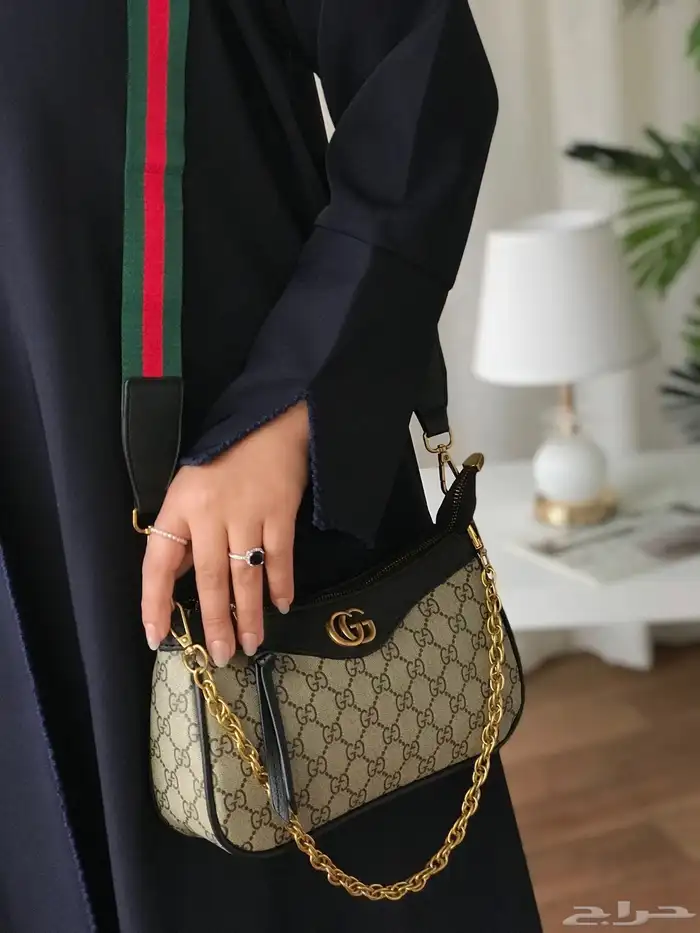 شنط نسائيه ماركه بالملحقات وبسعر خيالي . 8