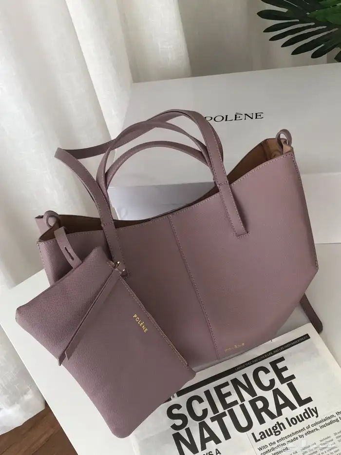 شنط نسائيه ماركه بالملحقات وبسعر خيالي . 32