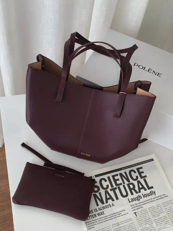 شنط نسائيه ماركه بالملحقات وبسعر خيالي . 30