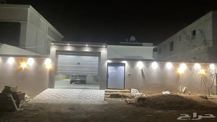 ابها  فله دور ارضي تجاري سكني شارع 80 1