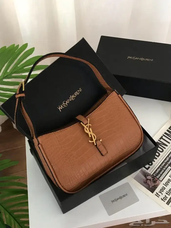 شنط نسائيه ماركه بالملحقات وبسعر خيالي . 0