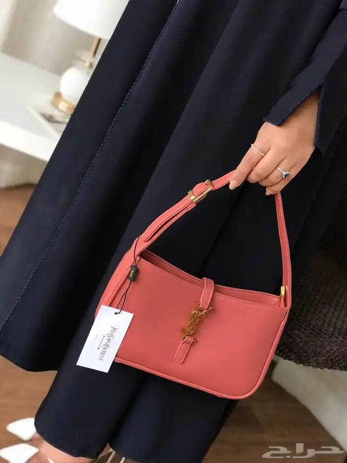 شنط نسائيه ماركه بالملحقات وبسعر خيالي . 3