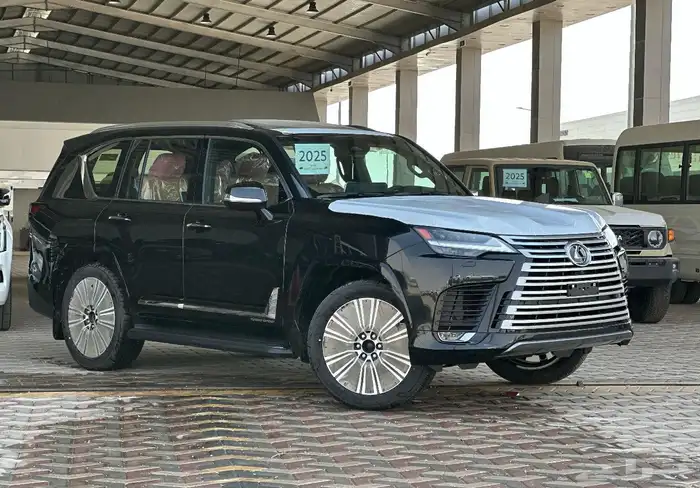 جيب لكزس LX600 فئة BB موديل 2025 الالوان ابيض و اسود 1