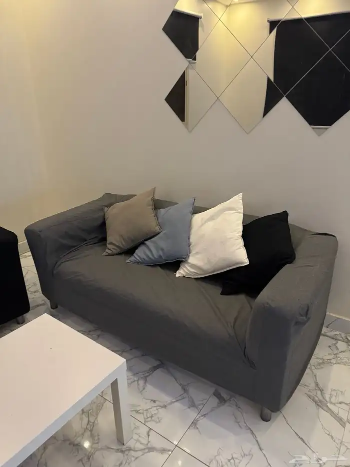 كنب ايكيا KLIPPAN   طاولات ايكيا LACK و ستائر بلاك اوت 1