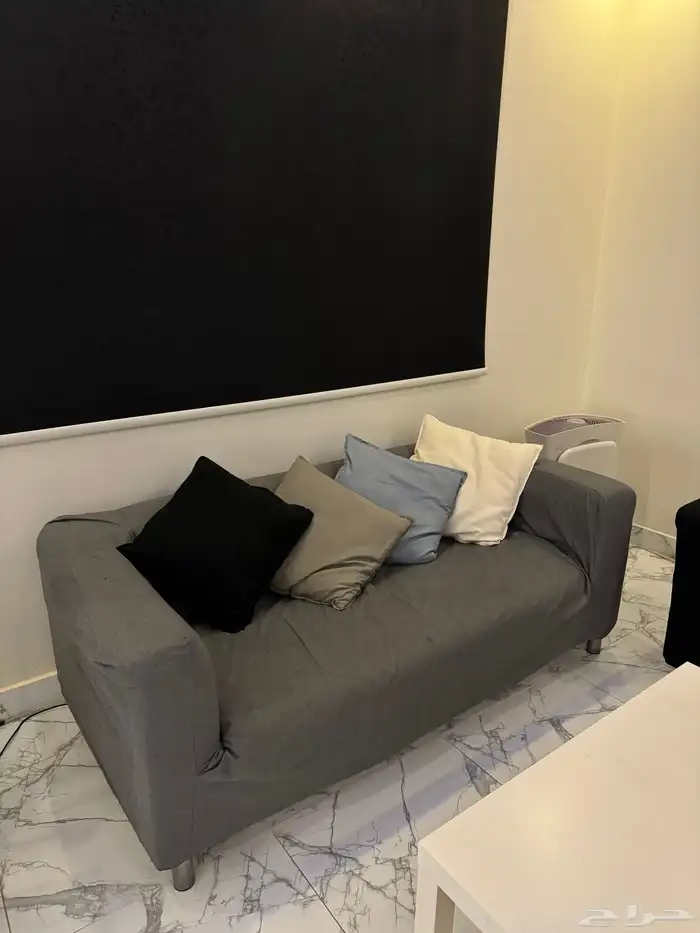 كنب ايكيا KLIPPAN   طاولات ايكيا LACK و ستائر بلاك اوت 3