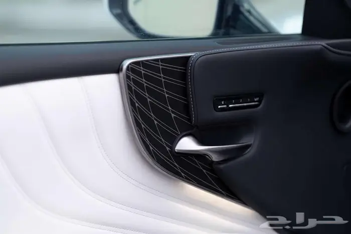 لكزس LS500 CC عبداللطيف جميل مخزنة أول مستخدم من الوكالة2021 40