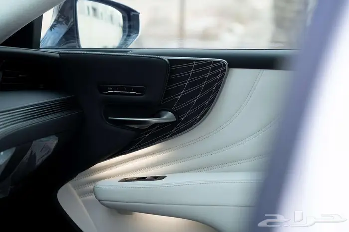 لكزس LS500 CC عبداللطيف جميل مخزنة أول مستخدم من الوكالة2021 28