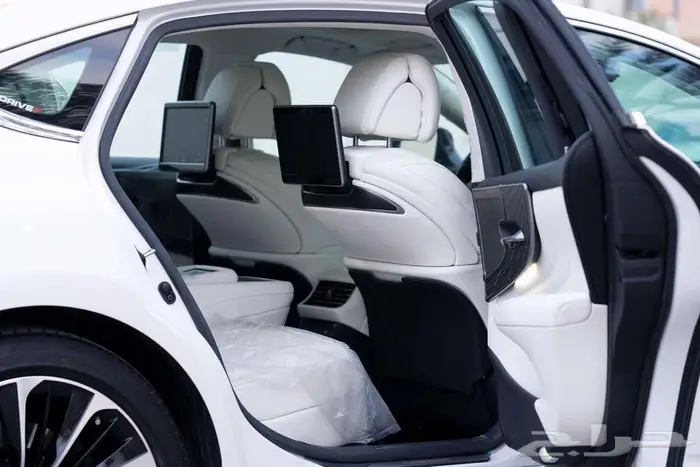 لكزس LS500 CC عبداللطيف جميل مخزنة أول مستخدم من الوكالة2021 25
