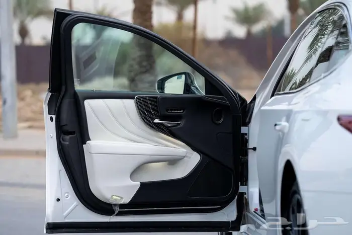 لكزس LS500 CC عبداللطيف جميل مخزنة أول مستخدم من الوكالة2021 24