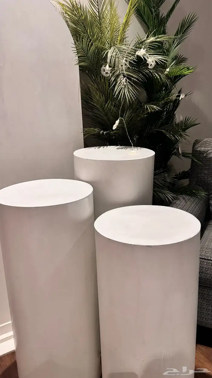 للايجار ستاند ابيض و3 طاولات 2