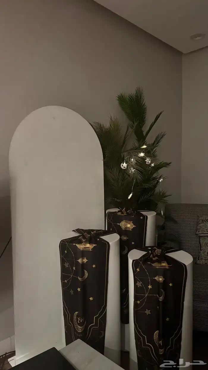 للايجار ستاند ابيض و3 طاولات 4
