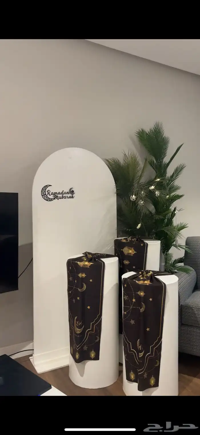 للايجار ستاند ابيض و3 طاولات 5