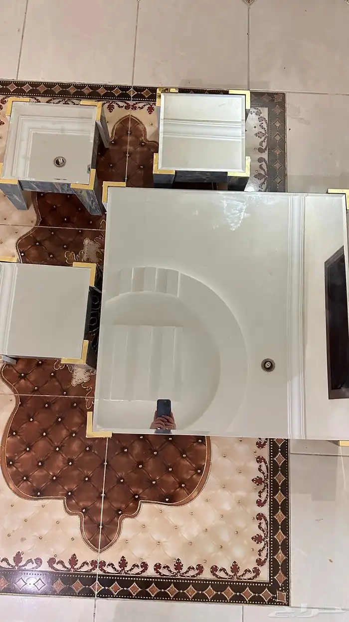 طاولة قزاز نظيفه 0