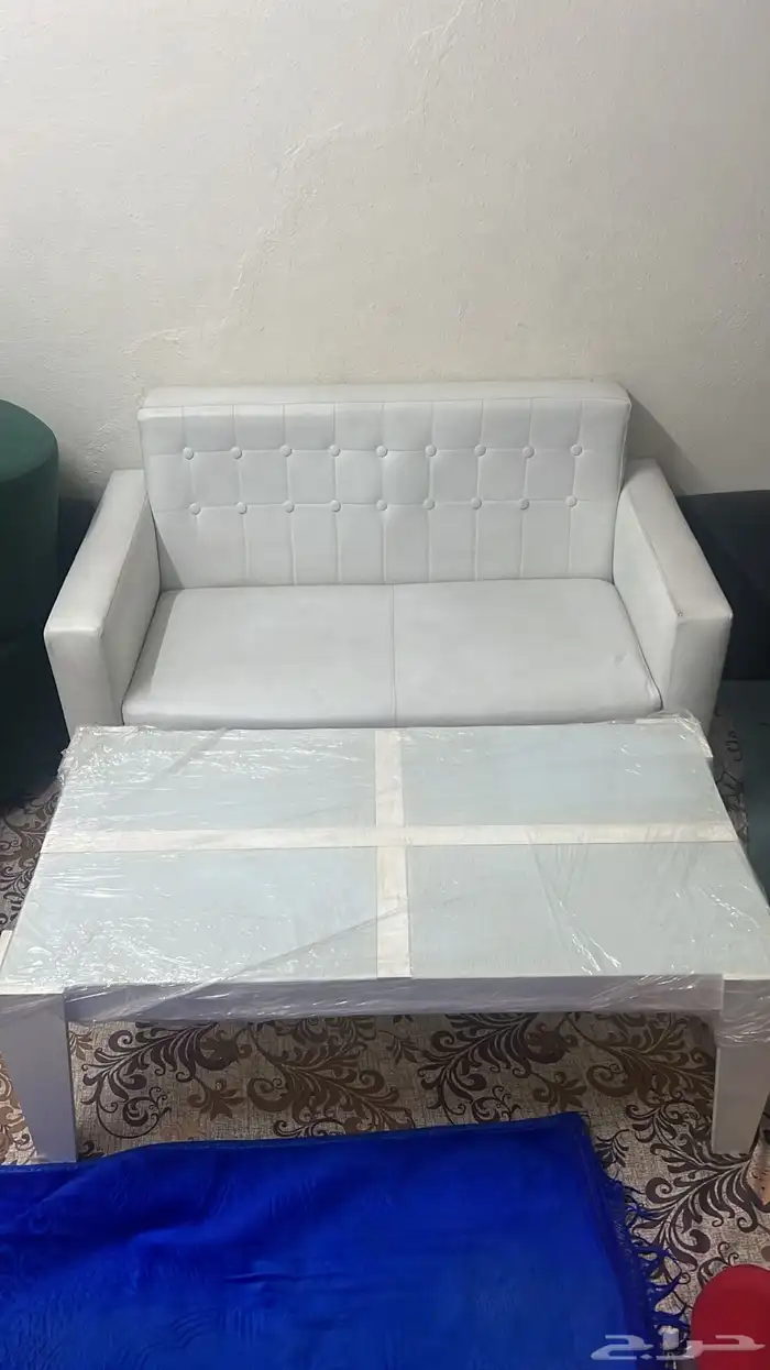 كتب و طاولة ب 200 ريال 0