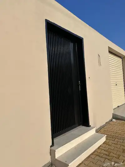 الباب حديد اسبغ بويا ناري مع اغراض 200 ريال 9