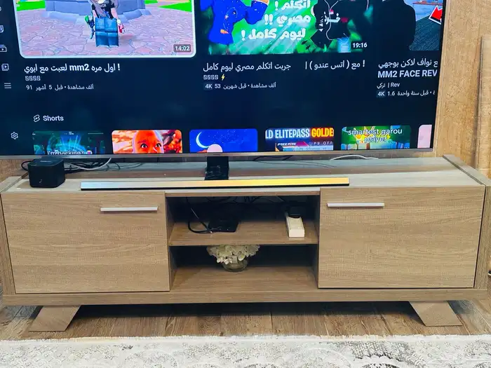 مكتبة تلفآز خشبية استخدام نظيف جدا  رآقية وعملية 0