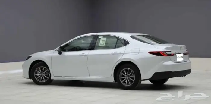 تويوتا كامري E بنزين 2025 4