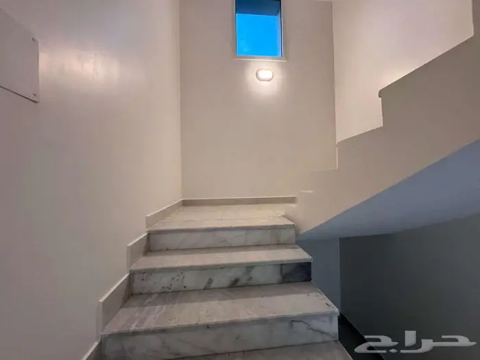 للبيع فيلا مودرن درج داخلي بحي المملكة 7