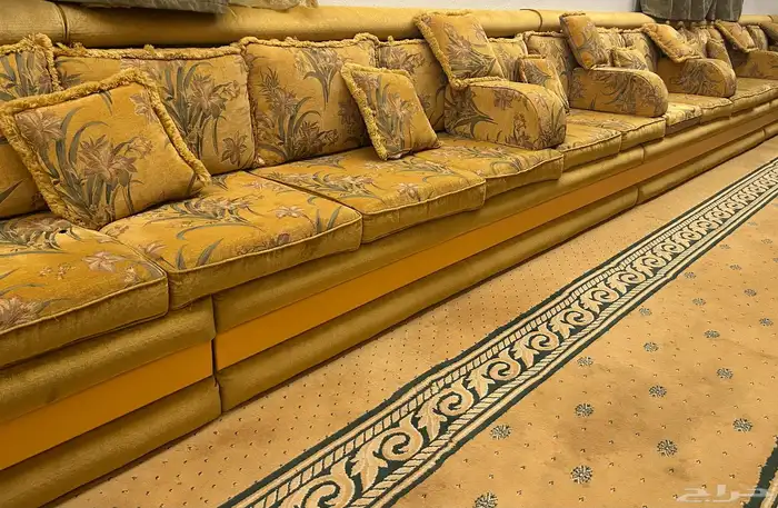 كنب مع طاولاتها و3 ستائر 0