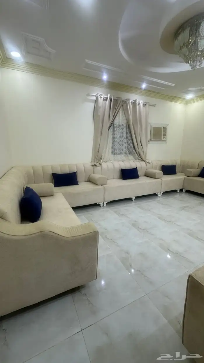 كنب مجلس جديد ونظيف مع الستاير أبيعه 2500 0