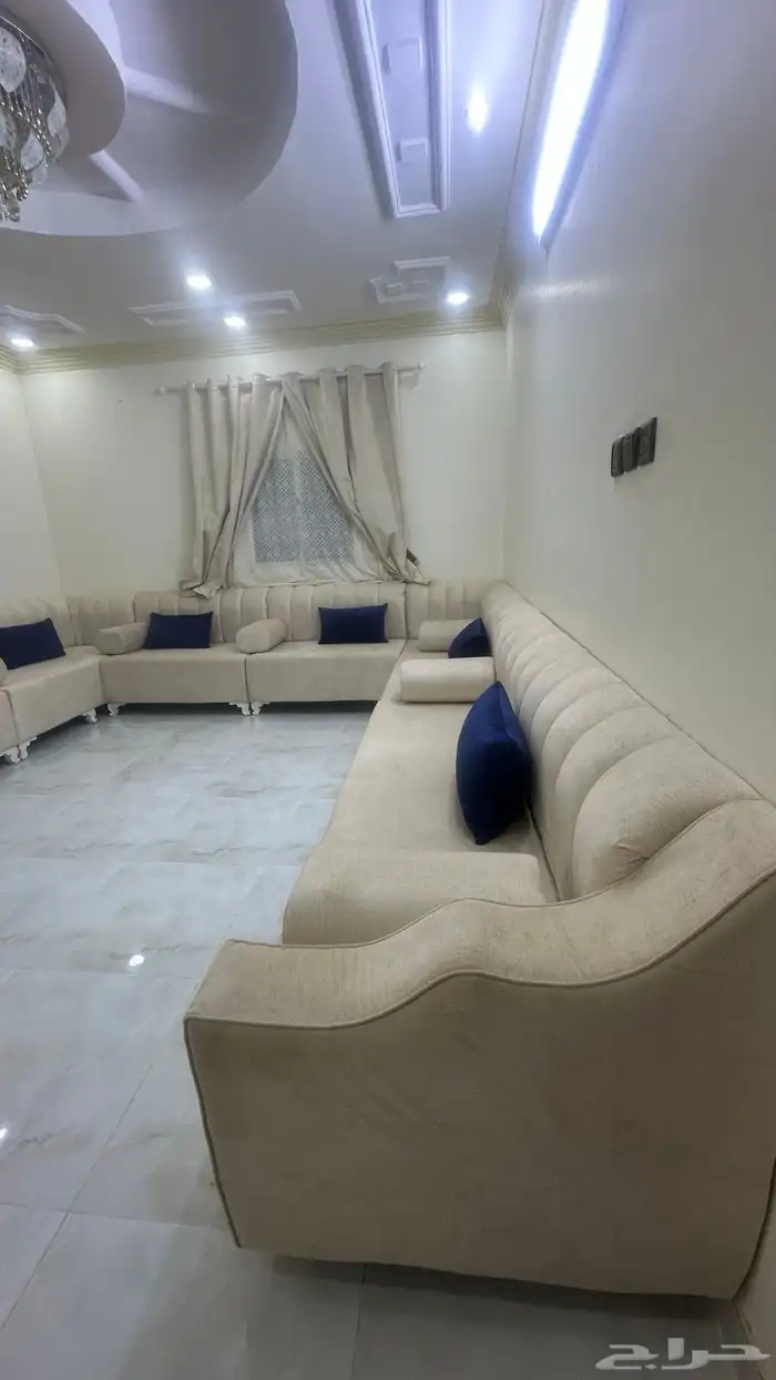 كنب مجلس جديد ونظيف مع الستاير أبيعه 2500 1