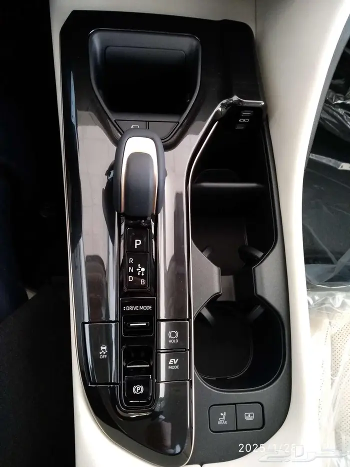 وارد اليحيى كراون بريميوم 2.5 لتر هجين فل رادار جلد 2025 14