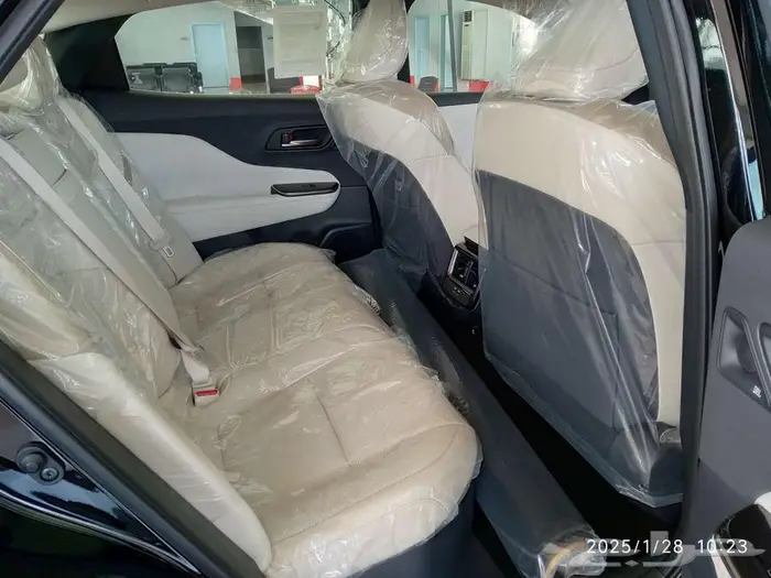 وارد اليحيى كراون بريميوم 2.5 لتر هجين فل رادار جلد 2025 15